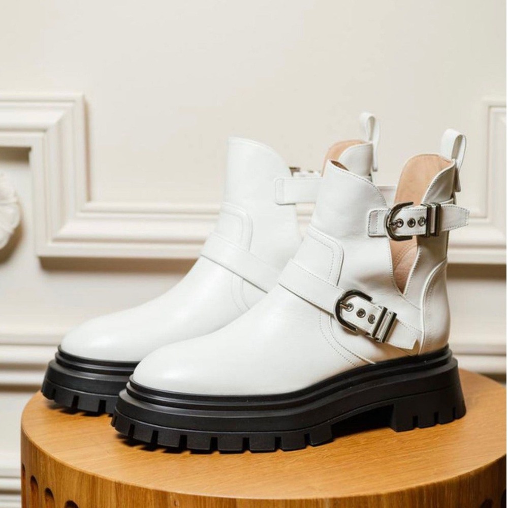 Authentic Stuart Weitzman Maverick Bedford ankle boots 8.5